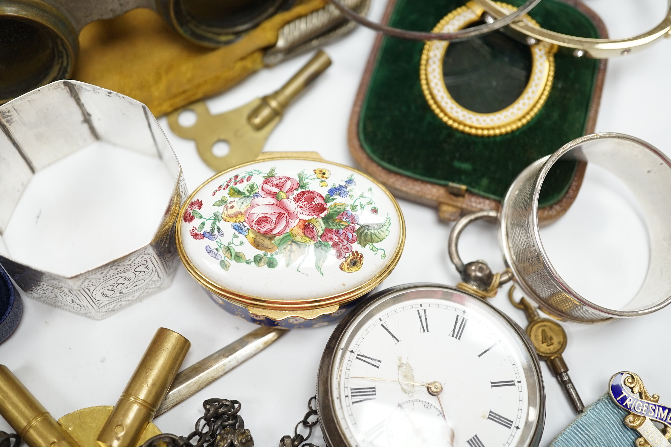A small group of jewellery, silver and other collectables including a modern silver meat skewer, 20.6cm, silver napkin rings, Swiss 935 white metal pocket watch, unmounted cut stones, pen, opera glasses etc.